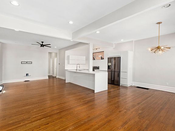 4th image of 3888 Fairview Ave