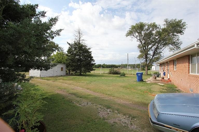 2nd image of 400 Milner St