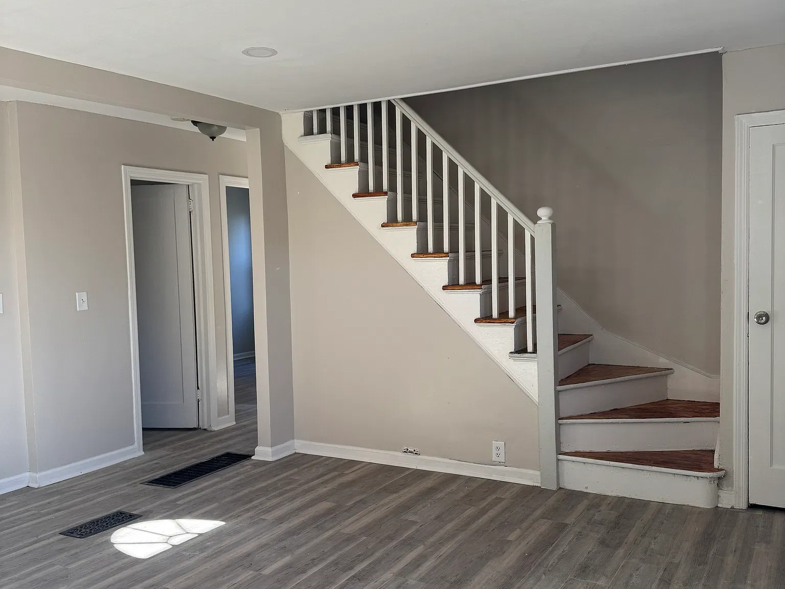 4 bed, 1.0 bath, 1080 sqft, $2,400 — Photo 2