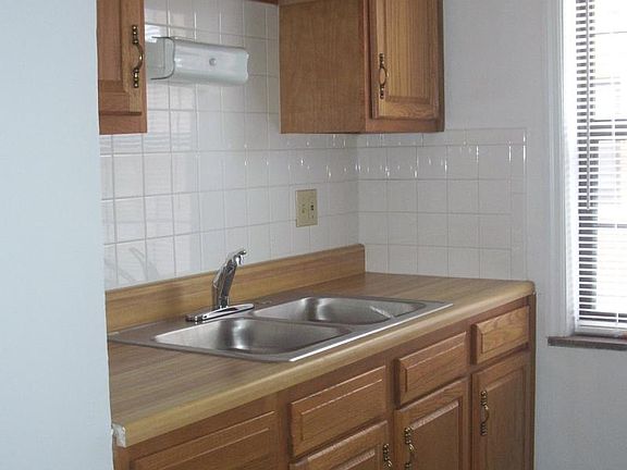 3rd image of 544 Telford Ave APT B