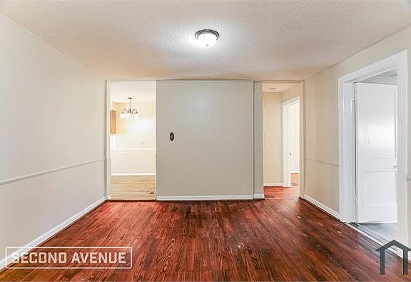 3rd image of 208 Kentwood Ave