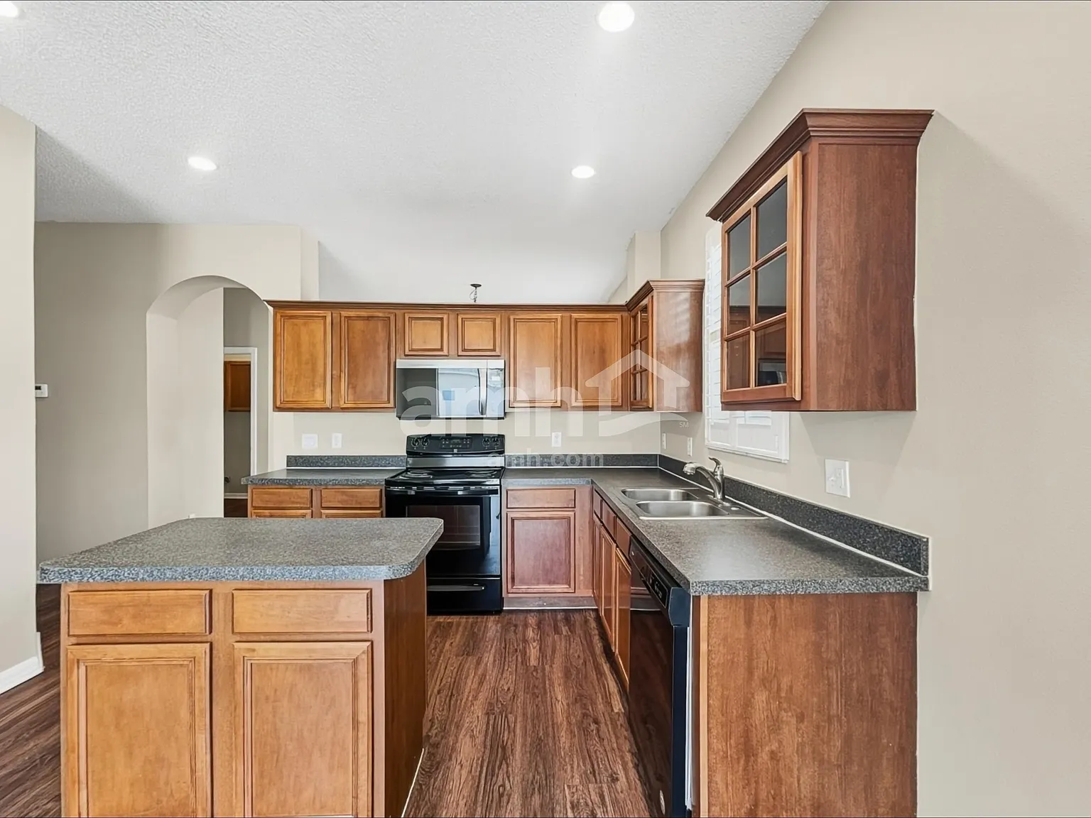 4 bed, 2.0 bath, 1952 sqft, $2,315 — Photo 3