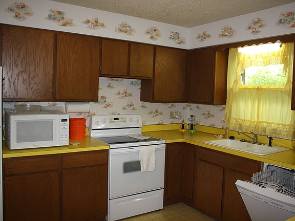 Sunny Kitchen-all appliances