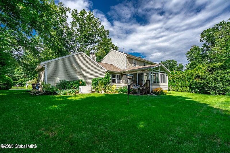 2nd image of 576 Acland Boulevard