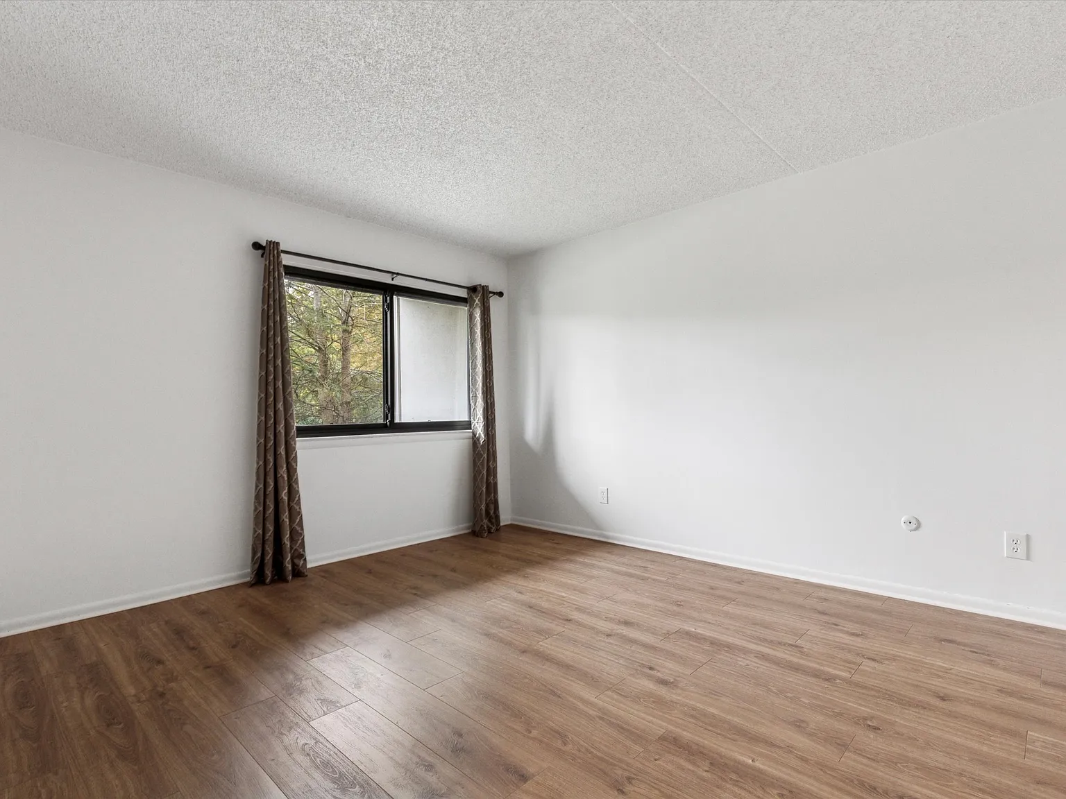 2 bed, 960 sqft, $1,950 — Photo 3