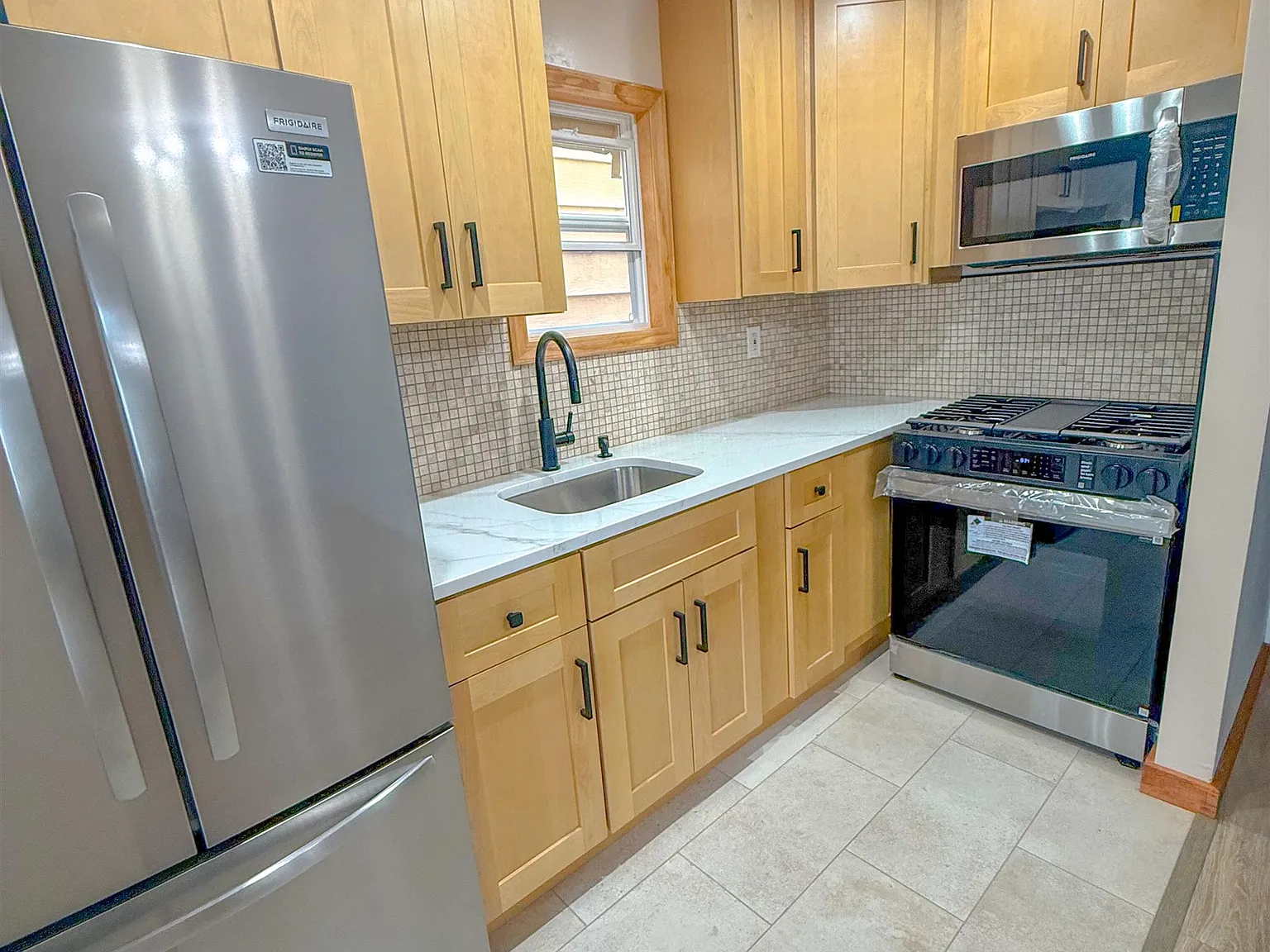 3 bed, 1.0 bath, 1300 sqft, $3,400 — Photo 4