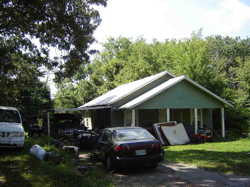 1st image of 121 Parker Dr NE