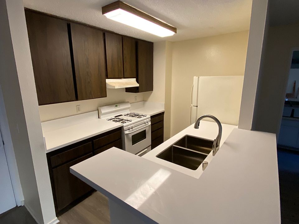 1st image of 1615 Hotel Cir S