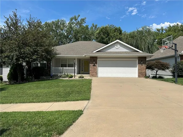 3214 Arbor Lake Dr, Saint Joseph, MO 64506