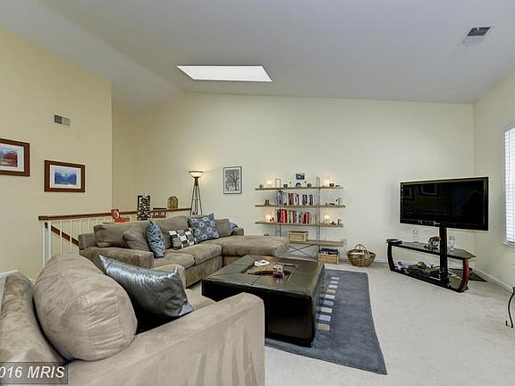 Living Room (1 of 2)