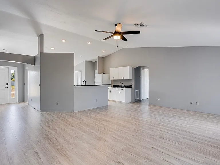 4305 NE 20th Pl — Photo 6