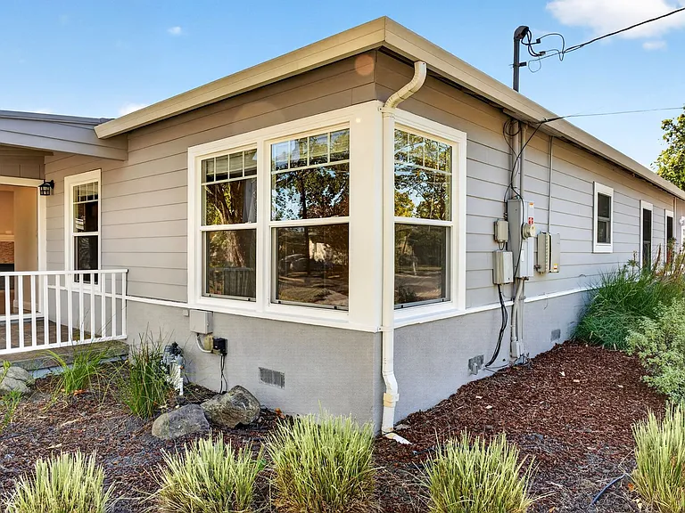 2907 Eccleston Ave — Photo 4