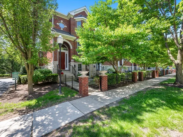 1127 Gilbert Ave #1127, Downers Grove, IL 60515