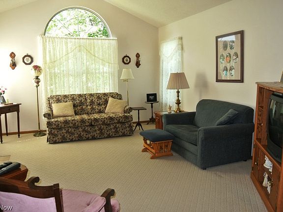 2nd image of 41 Stratford Green Dr APT 2