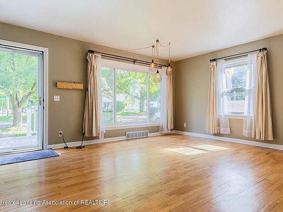 3rd image of 219 Kipling Blvd