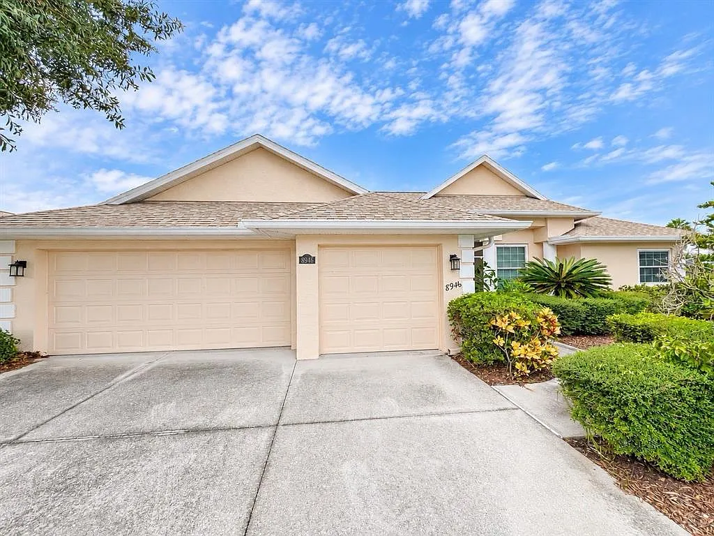 3 bed, 3.0 bath, 2385 sqft, $4,099 — Photo 2