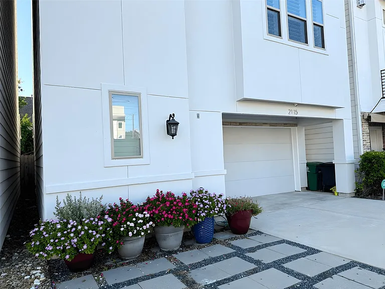 2115 Detering St — Photo 10