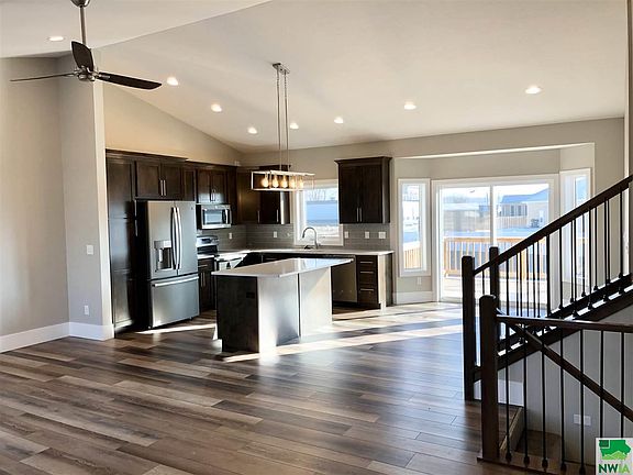 3rd image of 190 N Canterbury Cir