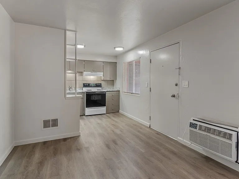 228 Stewart — Photo 8