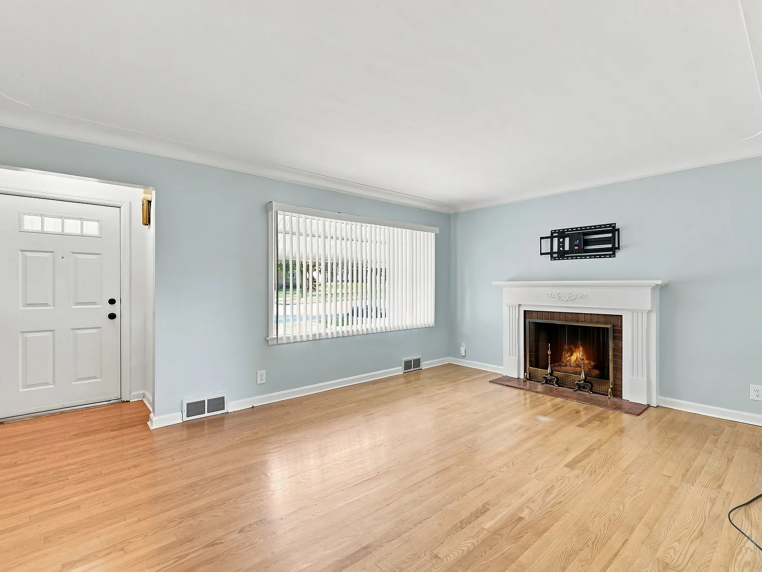 3 bed, 1414 sqft, $2,348 — Photo 3