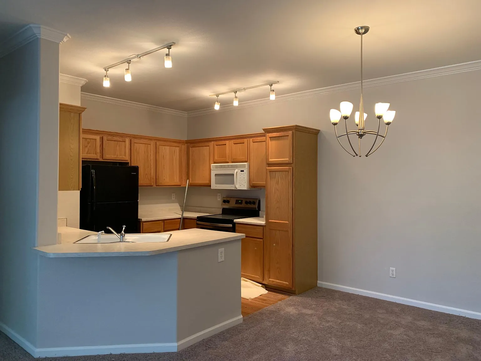 2 bed, 1021 sqft, $2,100 — Photo 3