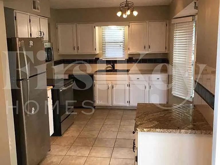 2700 NW 4th St — Photo 5