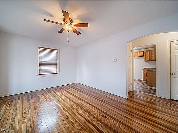 4th image of 25770 Farringdon Ave
