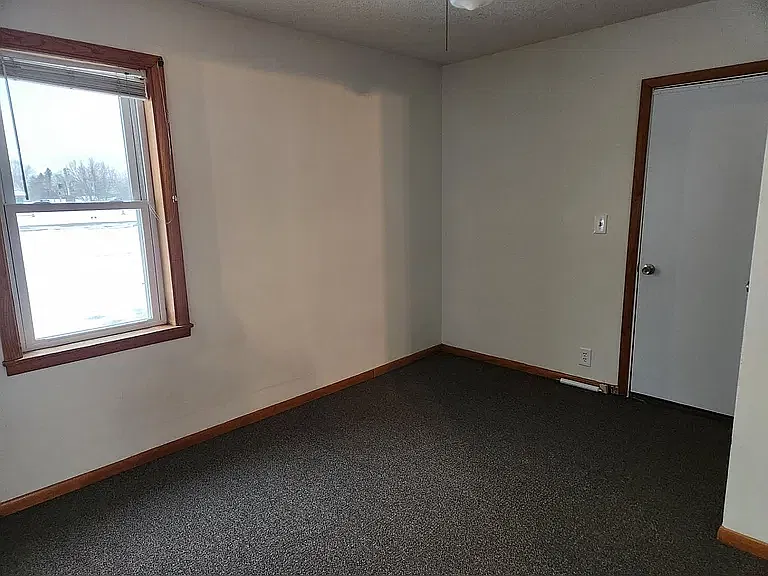 3 bed, $1,300 — Photo 3