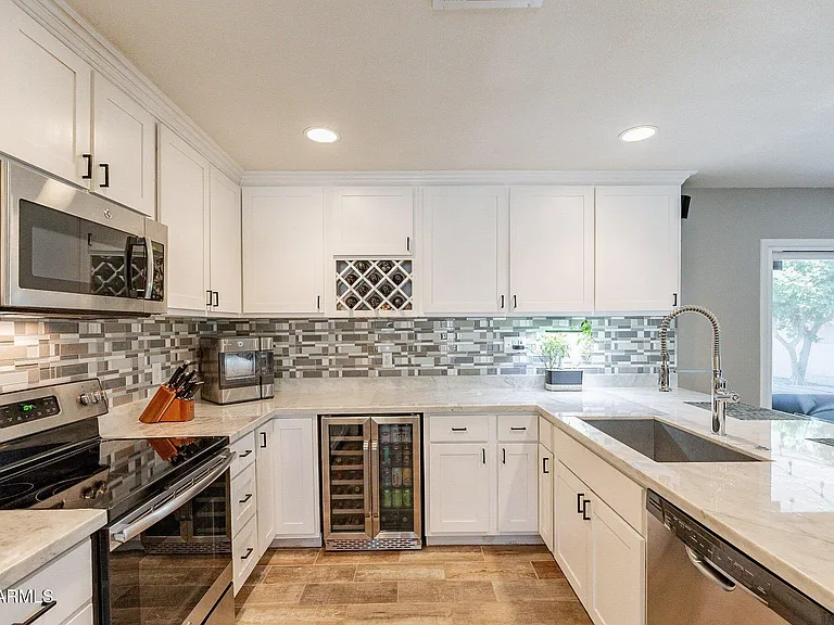 2033 E Harvard Dr — Photo 4