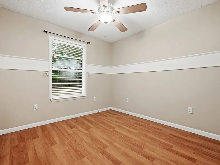 310A Redwood Ave — Photo 17