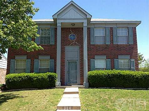 2nd image of 904 Brae Loch Dr