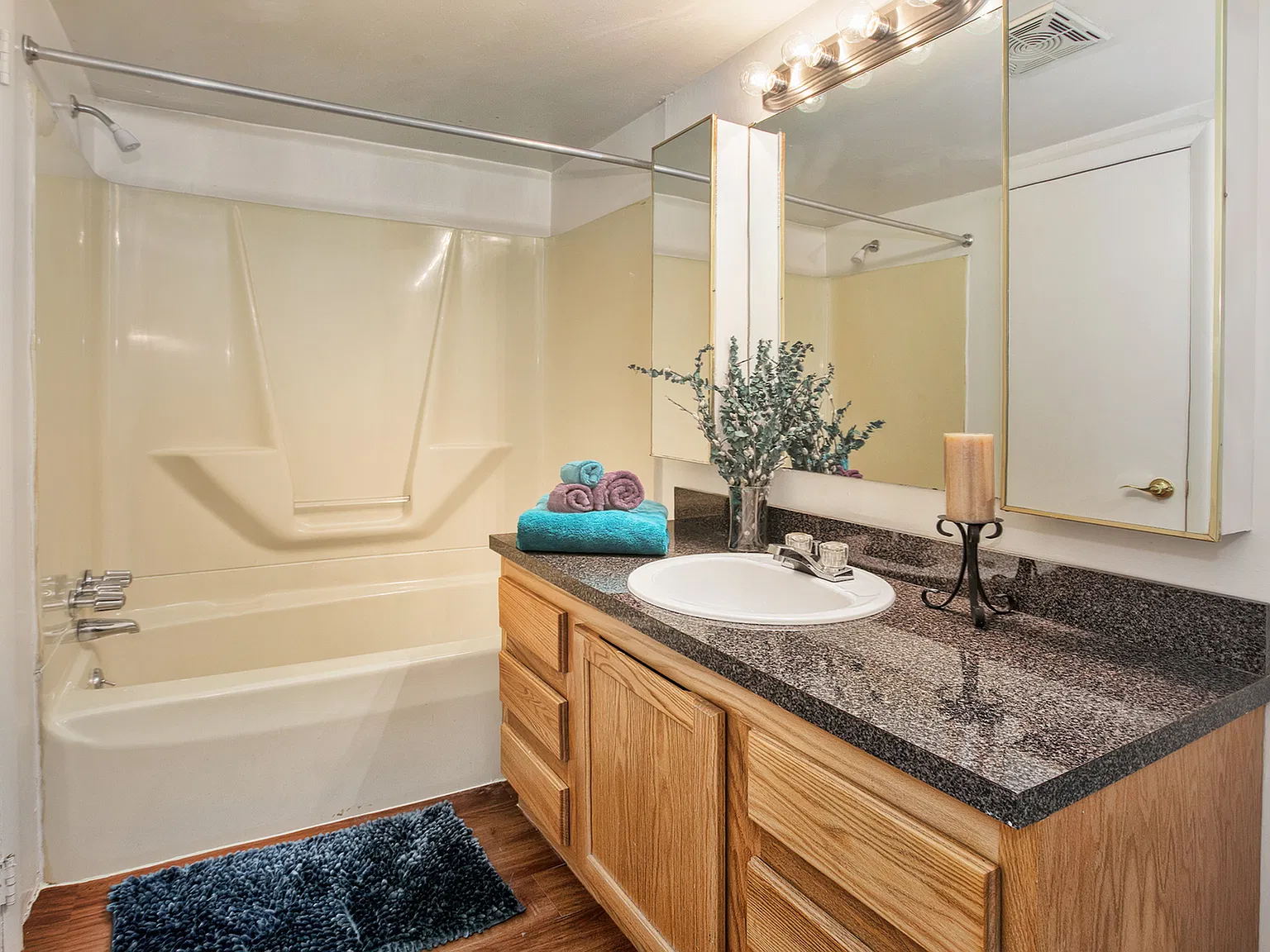 Kingsrow Apartments — Photo 3