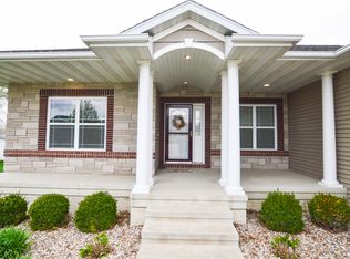 719 Adams Ct, Center Point, IA 52213