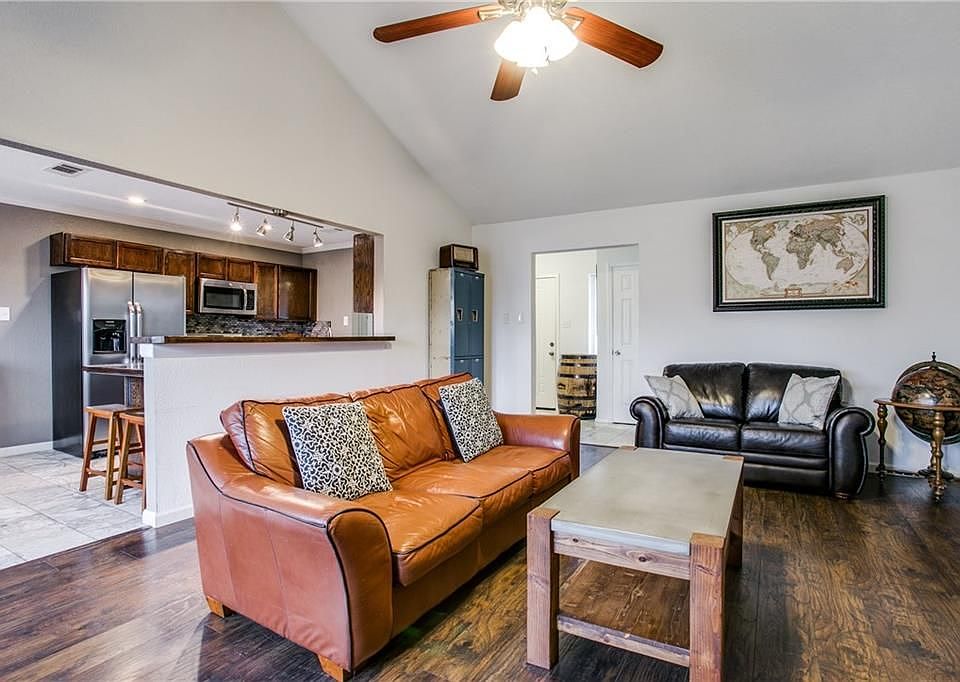 1st image of 404 Live Oak Dr
