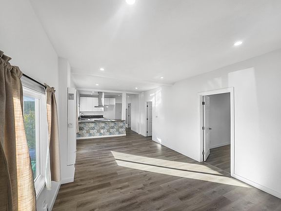 4th image of 11831 Hewes St