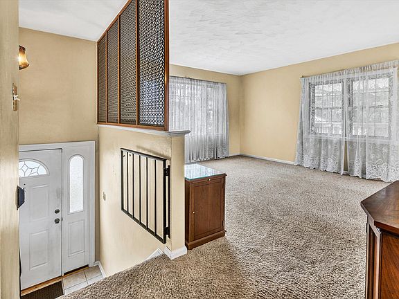 3rd image of 904 Charnwood Cir