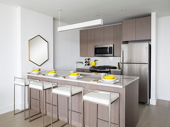 3rd image of 86 Fleet Pl APT 8P
