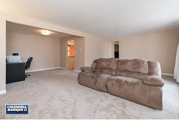 5th image of 568 Hilltop Dr