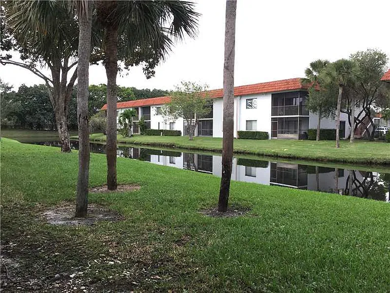 445 Lakeview Dr — Photo 15