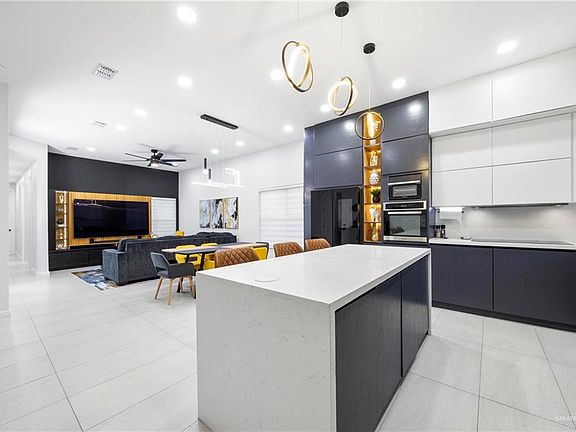 4th image of 701 Santa Cecilia St