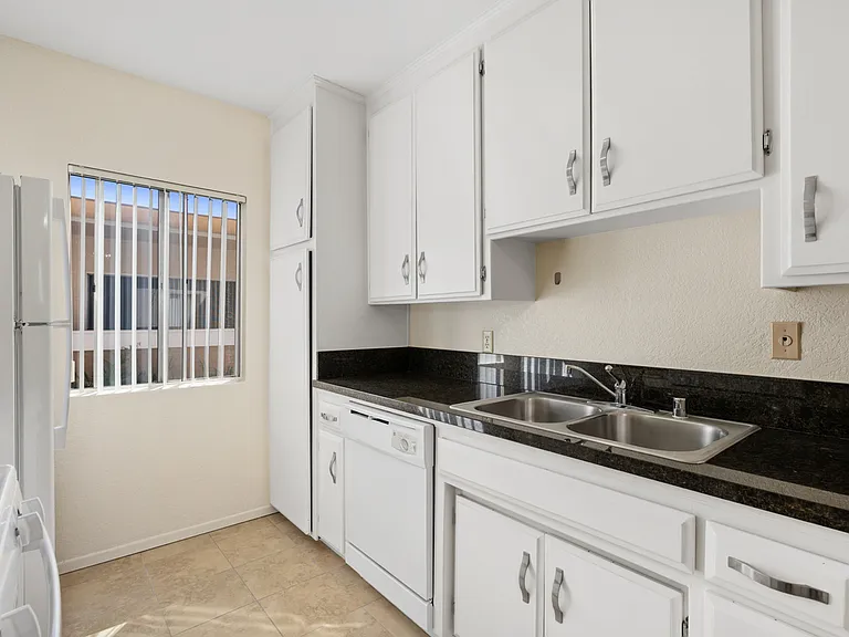 7013 Haskell Ave #203 — Photo 19