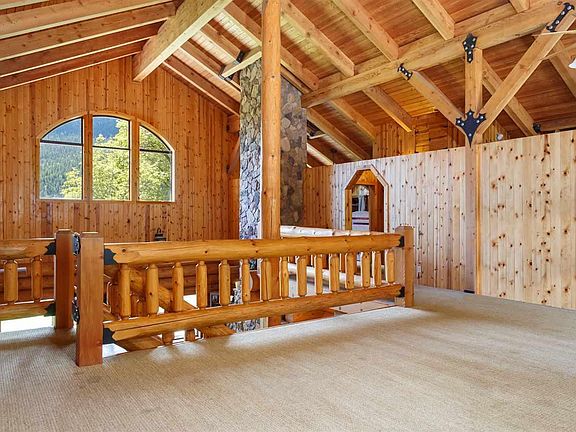 Upstairs common area, great for poo table or second living area.