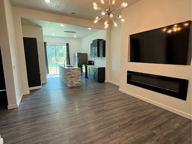 2409 S Willard Ave — Photo 2