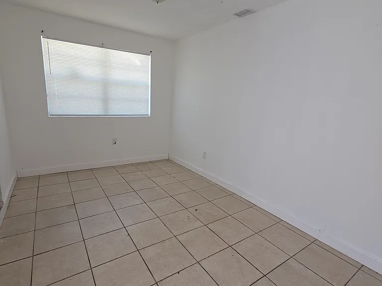 160 NW 15th Pl — Photo 5
