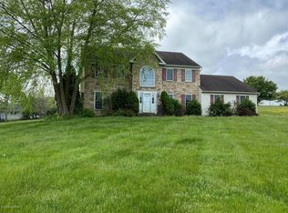 744 Greenview Dr, Stroudsburg, PA 18360