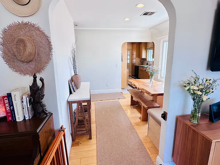 2619 Columbia St — Photo 10