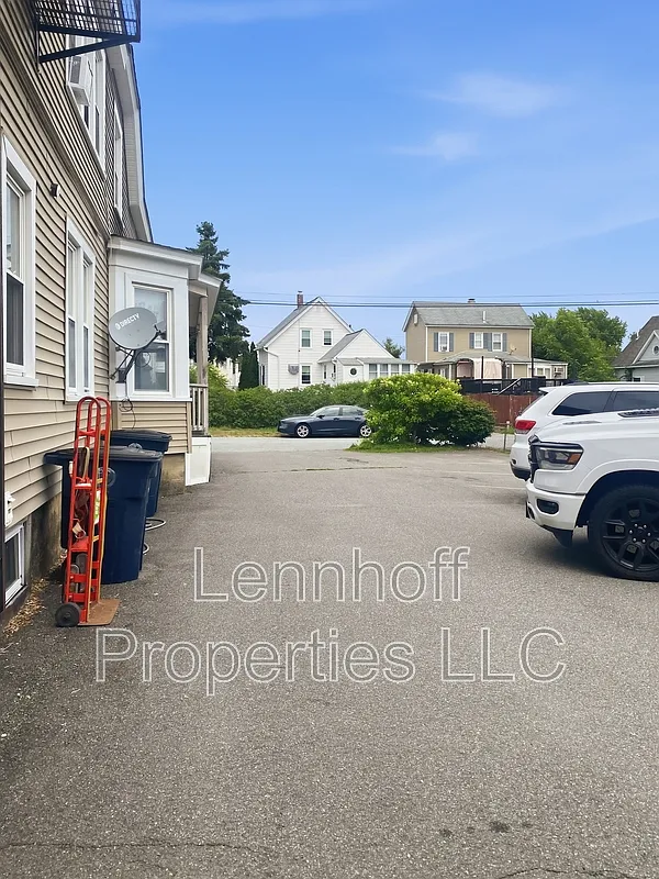 3 bed, 1.5 bath, $2,500 — Photo 2