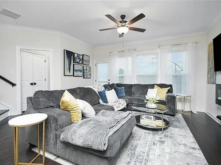 2048 Holtz Ln — Photo 10