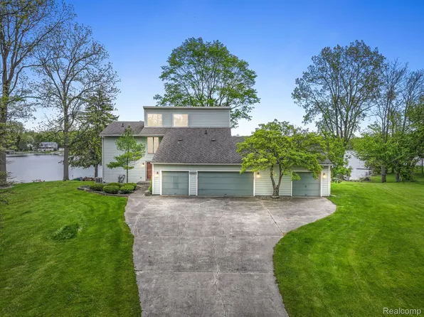 4161 Southwoods Dr, Howell, MI 48843