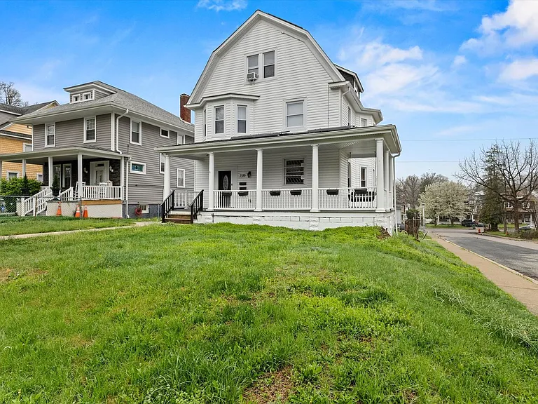 2510 Roslyn Ave — Photo 3